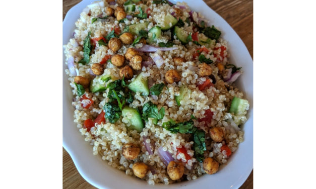 Mediterranean Salad With Quinoa and Chickpeas